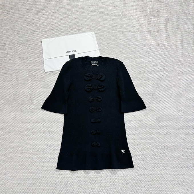 chanel vertical bow detail ribbed crew neck flare short sleeve knit top